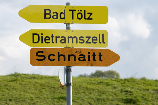 Wegweiser bei Kirchbichl weisen nach Bad T&ouml;lz, Dietramszell und Schnaitt