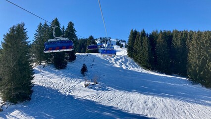 Skilift in einem Wintersportgebiet mit Skipiste im Winter 