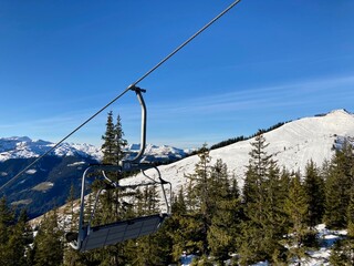 Skilift mit Kabel in den Bergen der Alpen