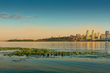 Obraz premium City on the banks of the river. Evening sunset.