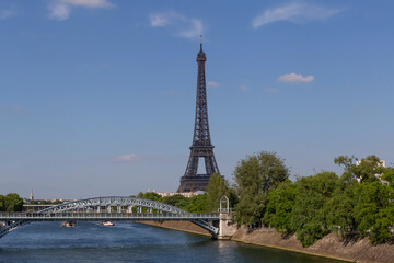 Fototapeta na wymiar sight of Pont Rouelle and Eiffel Tower in Paris