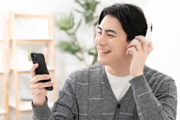 動画配信を楽しむ男性　音楽　
