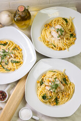 Pasta with chicken and arugula