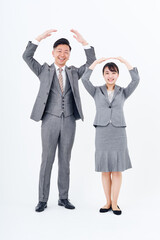 肯定や正解のポーズをするスーツ姿の男女