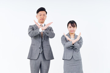 否定や拒絶のポーズをするスーツ姿の男女