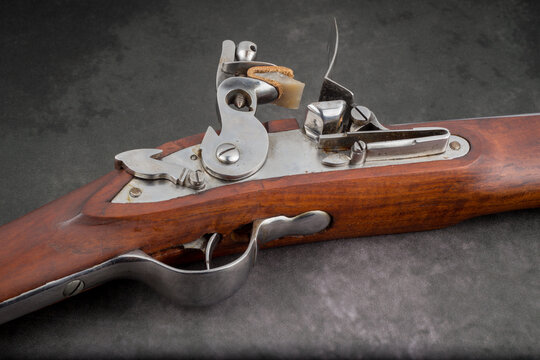 Replik eines Steinschlossgewehr aus dem 18. Jahrhundert. 
