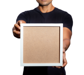 HOMBRE CON UN MARCO VACIO PARA TEXTO EN SUS MANOS, EN PNG SIN FONDO.