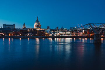 Fototapeta na wymiar Saint pauls by night in London with the millenail bridge
