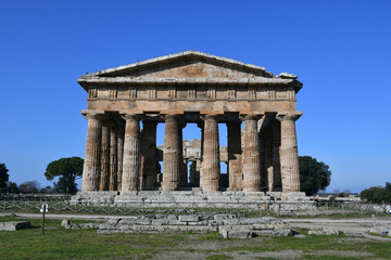 Fototapeta premium Architecture of an ancient Greek temple in the archaeological park of Paestum in Campania, Italy.