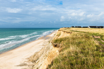 Dänemark, Nordjütland, Lönstrup: Ferienhäuser in den Dünen oberhalb der Steilküste der...