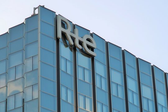 Si&egrave;ge social de l&rsquo;entreprise fran&ccedil;aise RTE (R&eacute;seau de Transport d&rsquo;&Eacute;lectricit&eacute;), avec son logo au sommet de la tour Window &agrave; la D&eacute;fense, pr&egrave;s de Paris &ndash; janvier 2021 (France)