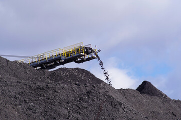 Hałda kopalniana, wydobycie węgla kamiennego w kopalni Bogdanka na lubelszczyźnie i maszyny pracujące. Europejski kryzys energetyczny. - obrazy, fototapety, plakaty