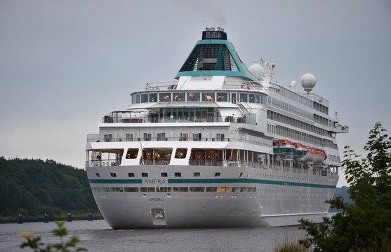 Kreuzfahrtschiff Amera f&auml;hrt im Nord-Ostsee-Kanal 