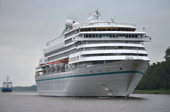 Kreuzfahrtschiff Amera f&auml;hrt im Nord-Ostsee-Kanal 