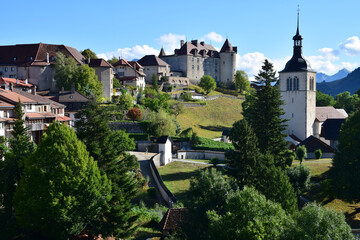 Fototapeta na wymiar Gruyères, son château et son église au matin