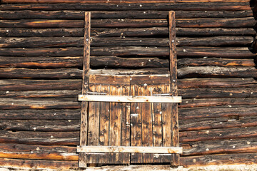 alter Stall mit Holztür