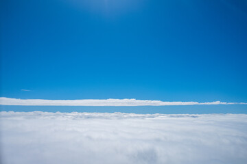 Fototapeta premium 飛行機の中から見た空と雲