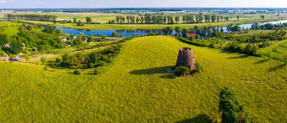 Ruiny starego młyna holenderskiego, widok w kierunku rzeki Warta, Czechów w pobliżu miasta Gorzów Wielkopolski