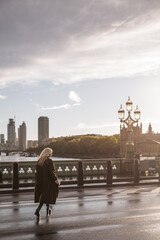 Obraz premium Stylish girl on Westminster Bridge in London on sunset, United Kingdom