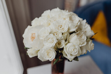 Bouquet de fleurs blanches dans le vase