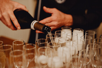 Serveur versant le champagne dans les flûtes
