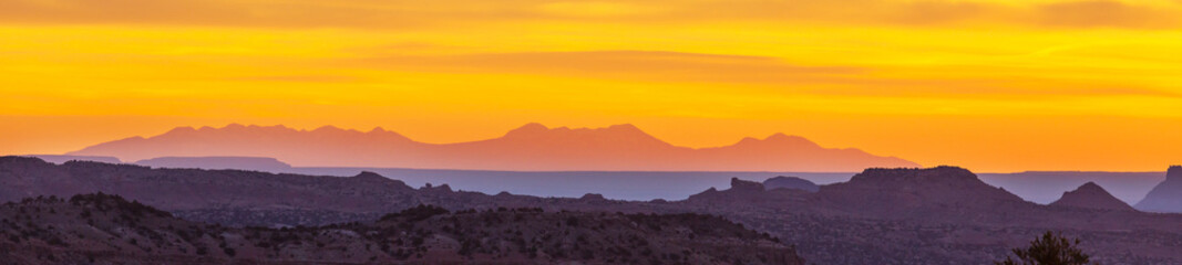 Obraz premium Mountains on sunset