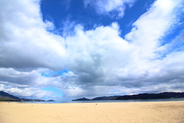 Fototapeta na wymiar 白い浜と白い雲