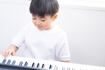 ピアノを弾く子供 男子