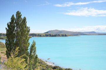 Fototapeta na wymiar Emerald green lake under the clear sky