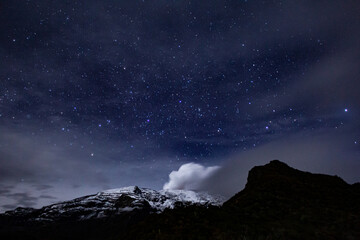 Montaña con nieve y estrellas
