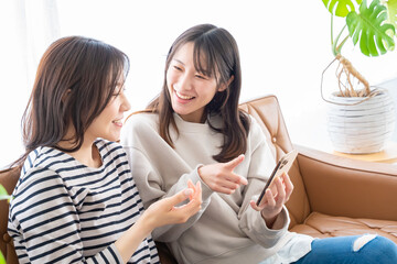 スマホを見て盛り上がる2人の女性