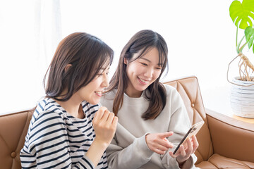 スマホを見て盛り上がる2人の女性