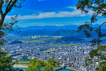 山頂から眺める街の風景