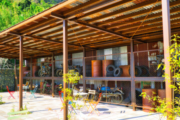 古いバイクが並んだ倉庫の風景