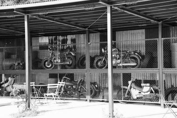 古いバイクが並んだ倉庫の風景