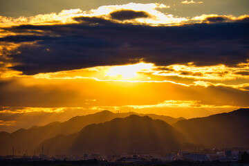 神秘的に街に降り注ぐ朝日の光