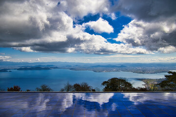 山頂でプール越しに見渡す琵琶湖の風景