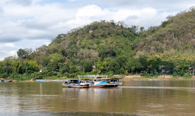 Ferry sur le Mékong à Luang Prabang