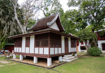 Fototapeta na wymiar Wat Long Koon , temple et habitation
