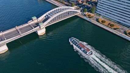 橋の下を通る船　水上バス　空撮