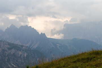 Obraz premium Mountain peaks and clouds in the morning