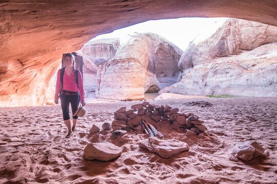 Woman hiking in Glen Canyon, Utah, USA