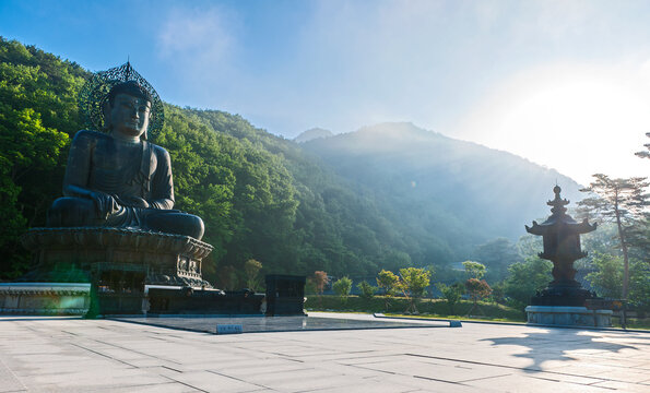 Big bronze Buddah Jwabul Statue at Sinheungsa temple in Seoraksan national park