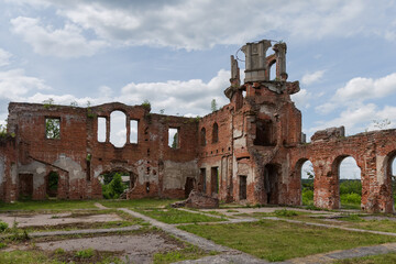 Scenic ruins of old palace against sky in overcast weather