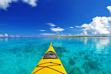沖縄県小浜島北の海をシーカヤックで漕ぐ