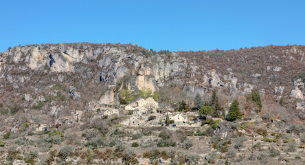 Fototapeta premium Vue du village de Saint Véran dans la vallée de La Dourbie dans l'Aveyron en région Occitanie