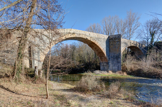 Pont sur la Dourbie dans le village de Nant dans le département de l'Aveyron en région Occitanie