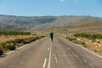 Strada deserta dell'Andalusia con elemento umano
