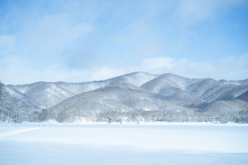 Fototapeta na wymiar 朝の雪山、日本の原風景