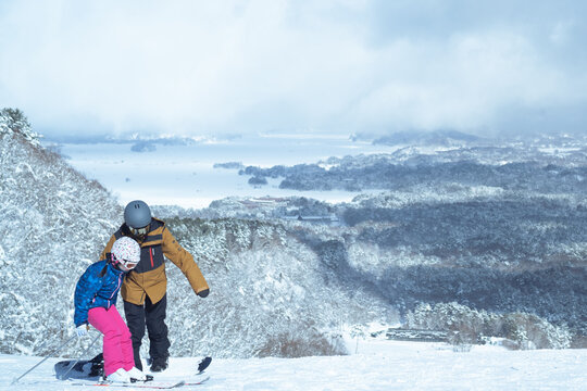スノーボードを練習する親子